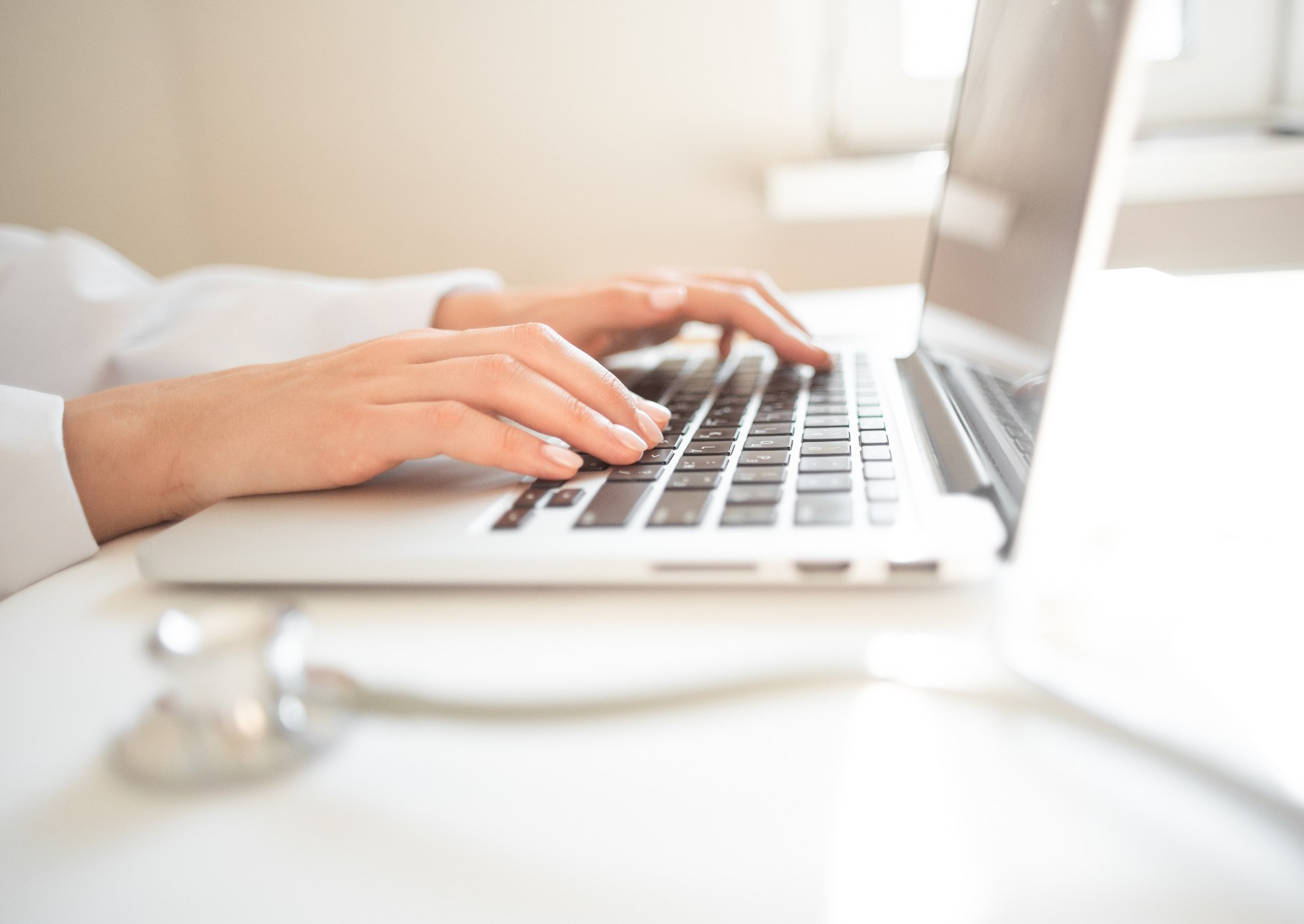 Profissional de saúde utilizando notebook para consulta online